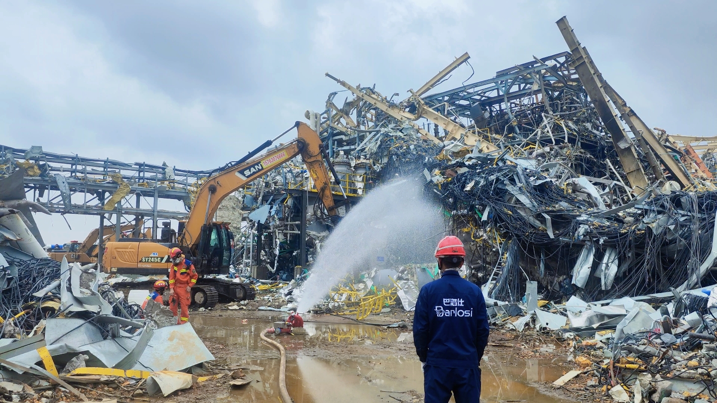 化學(xué)品泄漏現(xiàn)場(chǎng)應(yīng)急處置與自救指南